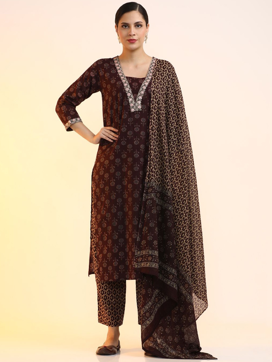 Jaipur Kurti Women Floral Printed Regular Sequinned Pure Cotton Kurta with Trousers & With Dupatta, Maroon
Jaipur Kurti Women Floral Printed Regular Sequinned Pure Cotton Kurta with Trousers & With Dupatta, Maroon