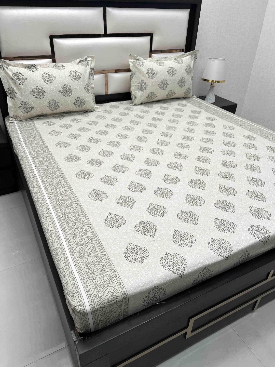 Pure Decor Royal Passion Cream-Coloured 330 TC Cotton Queen Bedsheet Set-2.27 m x 2.55 m, Green
Pure Decor Royal Passion Cream-Coloured 330 TC Cotton Queen Bedsheet Set-2.27 m x 2.55 m, Green