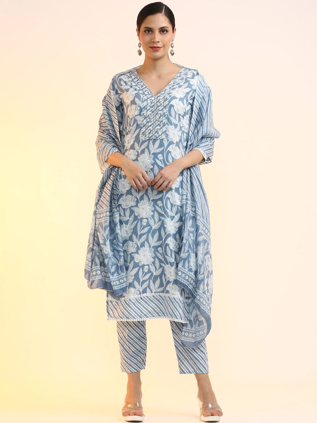 Jaipur Kurti Women Embroidered Regular Thread Work Pure Cotton Kurta with Trousers & With Dupatta, Blue
Jaipur Kurti Women Embroidered Regular Thread Work Pure Cotton Kurta with Trousers & With Dupatta, Blue