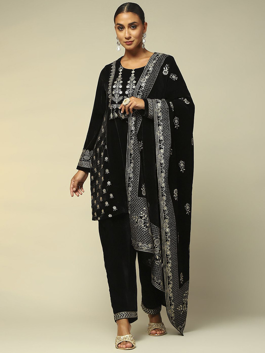 Rangriti Women Floral Printed Regular Kurta with Salwar & With Dupatta, Black 
Rangriti Women Floral Printed Regular Kurta with Salwar & With Dupatta, Black