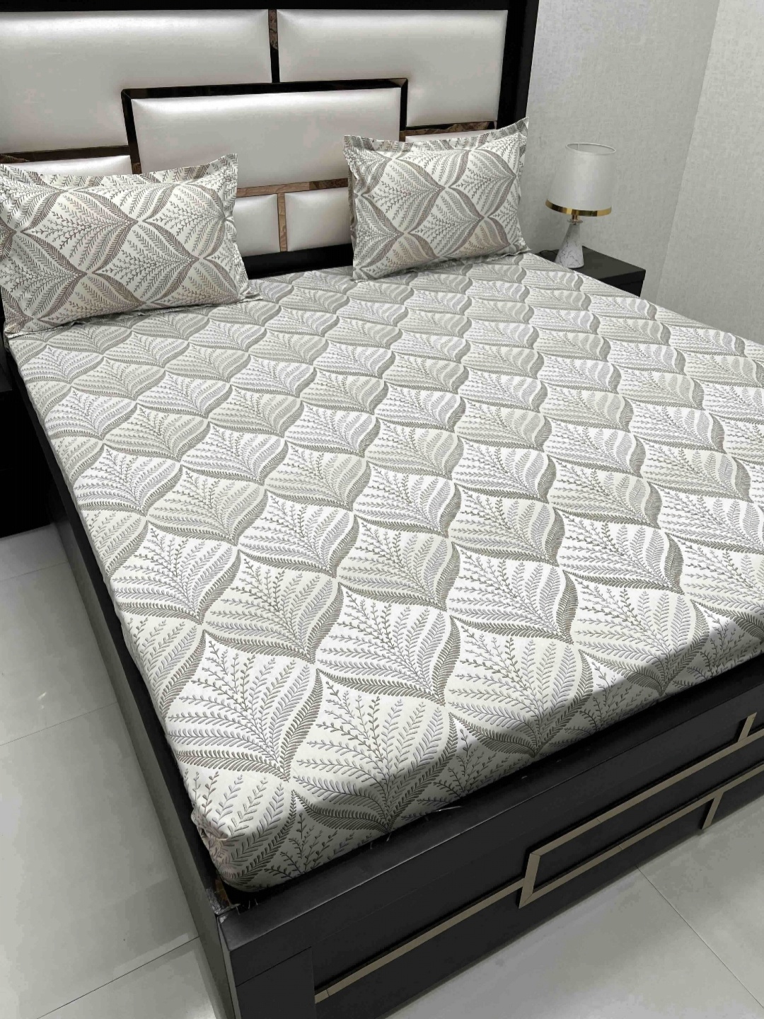 Pure Decor Royal Passion Brown Floral Cotton 350 TC Queen Bedsheet Set 2.26 m x 2.57 m
Pure Decor Royal Passion Brown Floral Cotton 350 TC Queen Bedsheet Set 2.26 m x 2.57 m