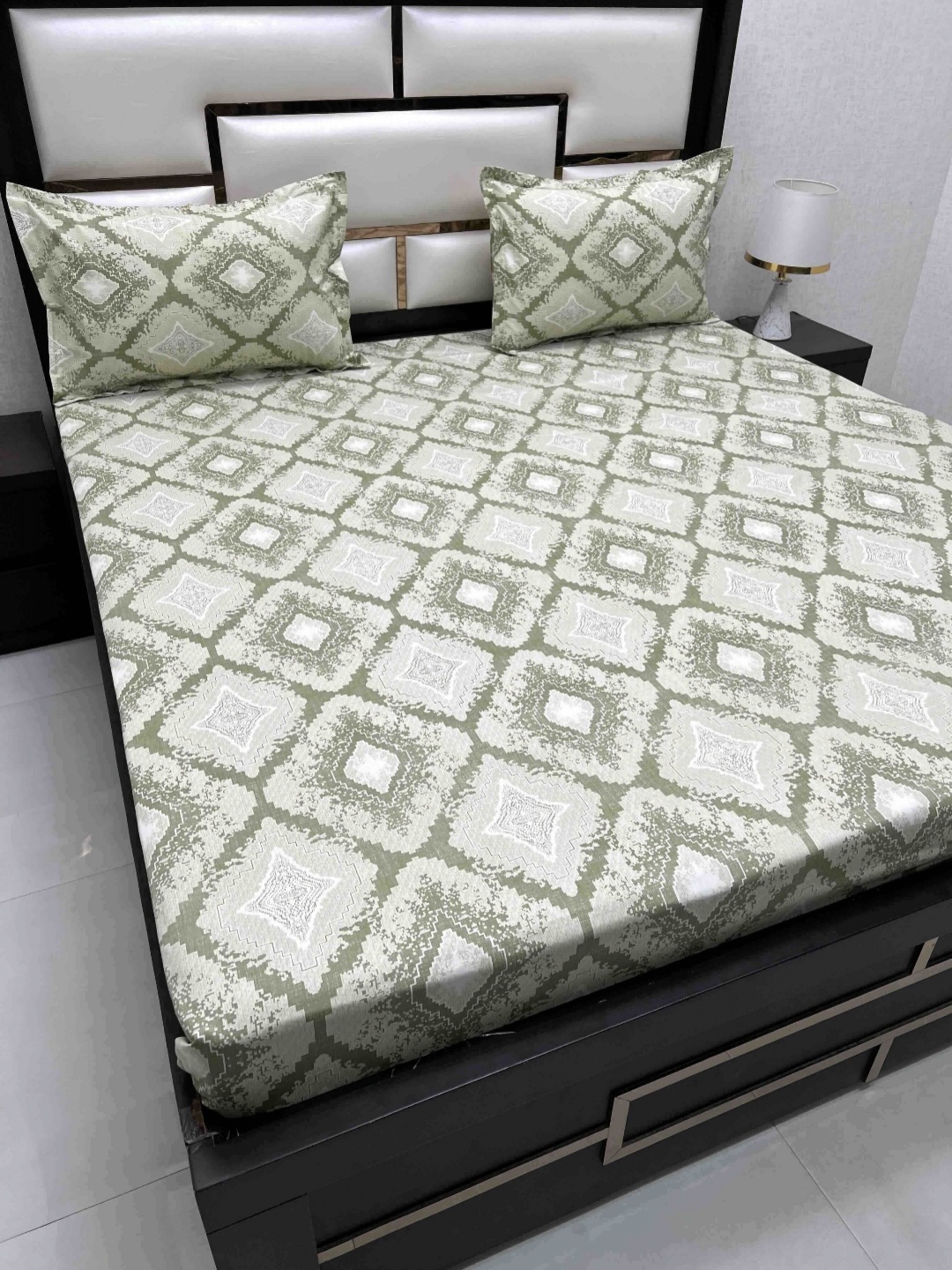 Pure Decor Royal Passion White 230 TC Pure Cotton Queen Bedsheet Set-2.27 m x 2.55 m, Green
Pure Decor Royal Passion White 230 TC Pure Cotton Queen Bedsheet Set-2.27 m x 2.55 m, Green