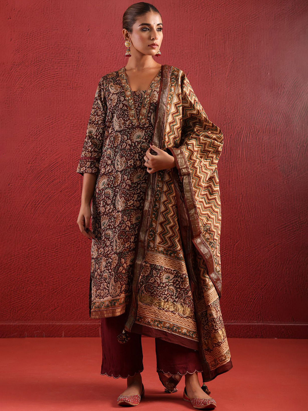 JAIPURIBANNO Women Paisley Printed Regular Chanderi Silk Kurta with Trousers & With Dupatta, Brown
JAIPURIBANNO Women Paisley Printed Regular Chanderi Silk Kurta with Trousers & With Dupatta, Brown