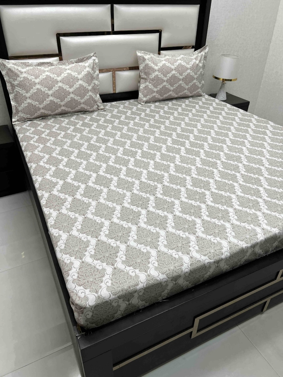 Pure Decor Royal Passion Brown Geometric Cotton 300 TC Queen Bedsheet Set 2.26 x 2.55 m
Pure Decor Royal Passion Brown Geometric Cotton 300 TC Queen Bedsheet Set 2.26 x 2.55 m
