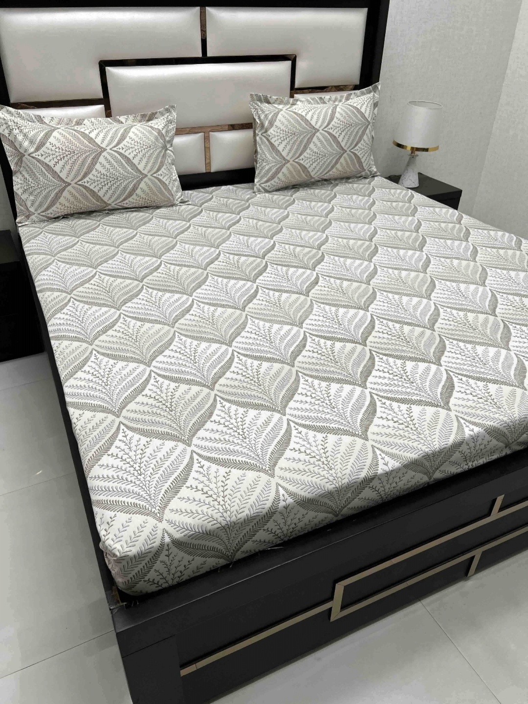 Pure Decor Royal Passion Brown Printed Pure Cotton 250 TC Queen Bedsheet Set 2.54 x 2.26 m
Pure Decor Royal Passion Brown Printed Pure Cotton 250 TC Queen Bedsheet Set 2.54 x 2.26 m