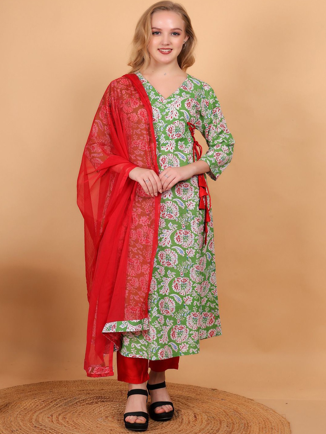 Anikrriti Women Floral Printed Angrakha Pure Cotton Kurta with Trousers & With Dupatta, Green
Anikrriti Women Floral Printed Angrakha Pure Cotton Kurta with Trousers & With Dupatta, Green
