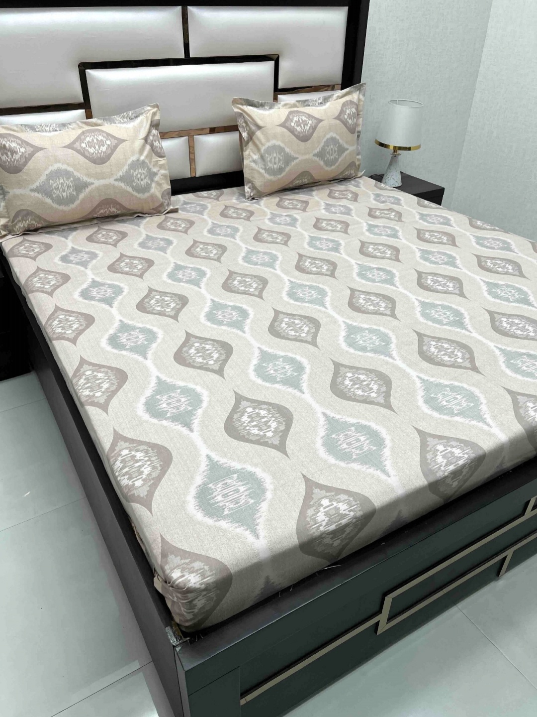 Pure Decor Royal Passion Brown Geometric Cotton 350 TC Queen Bedsheet Set 2.26 m x 2.57 m
Pure Decor Royal Passion Brown Geometric Cotton 350 TC Queen Bedsheet Set 2.26 m x 2.57 m