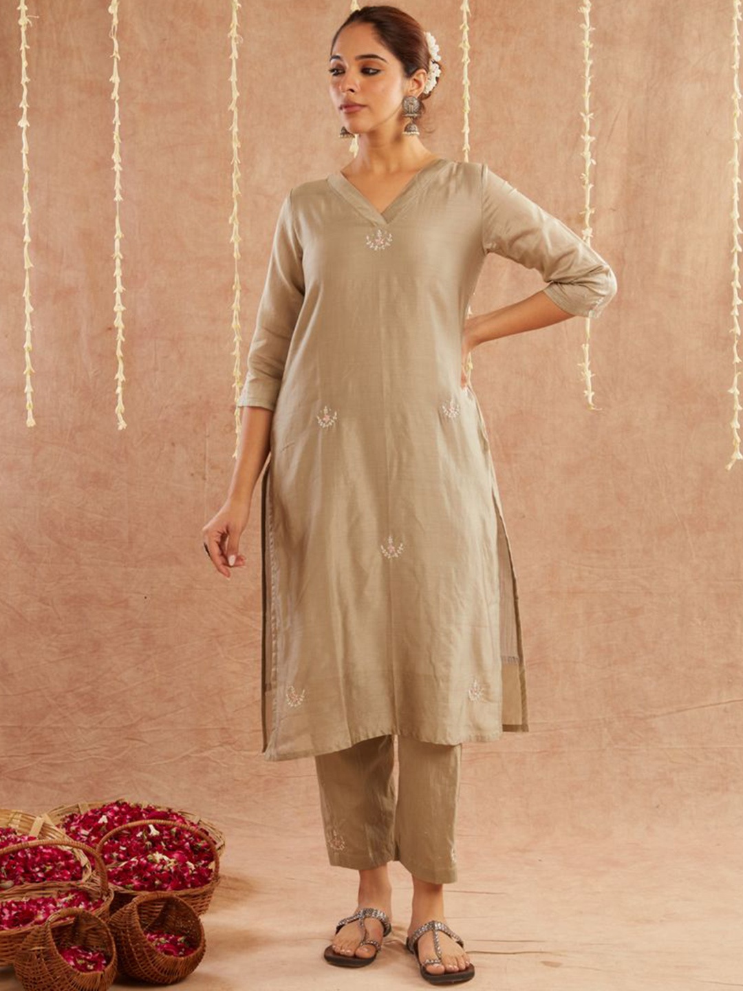 zuri Women Ethnic Motifs Embroidered Regular Thread Work Chanderi Cotton Kurta with Trousers & With Dupatta, Grey
zuri Women Ethnic Motifs Embroidered Regular Thread Work Chanderi Cotton Kurta with Trousers & With Dupatta, Grey