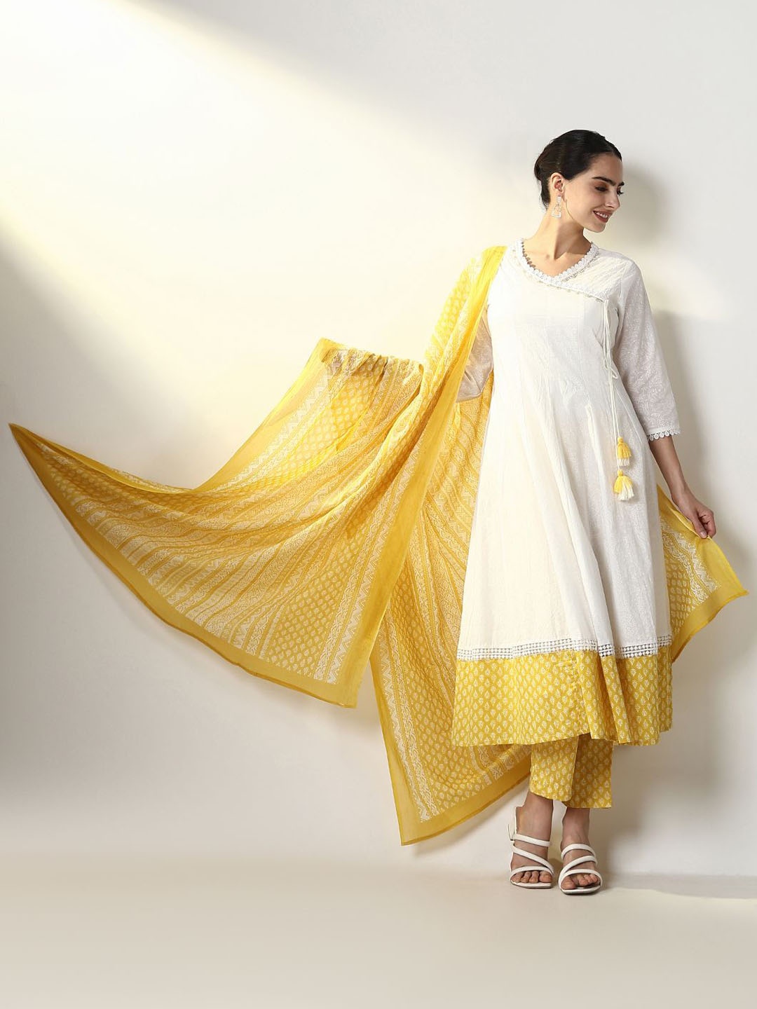 SHOWOFF Women Ethnic Motifs Printed Angrakha Beads and Stones Kurta with Trousers & With Dupatta, White
SHOWOFF Women Ethnic Motifs Printed Angrakha Beads and Stones Kurta with Trousers & With Dupatta, White