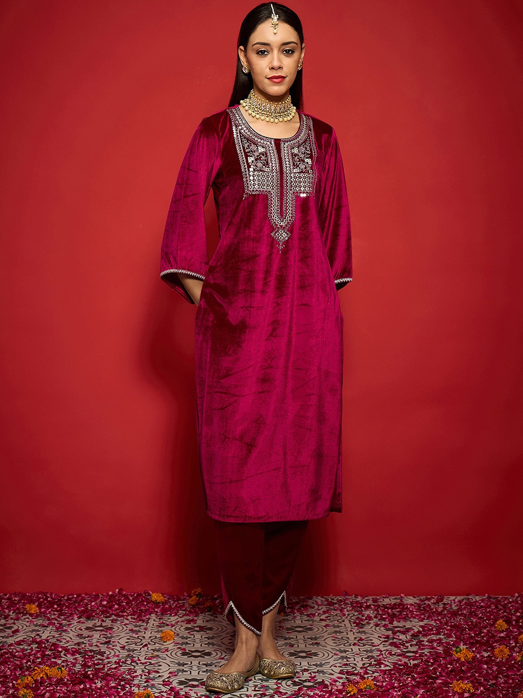 Shae by SASSAFRAS Women Embroidered Grandeur & Majestic Artwork Velvet Kurta, Fuchsia
Shae by SASSAFRAS Women Embroidered Grandeur & Majestic Artwork Velvet Kurta, Fuchsia