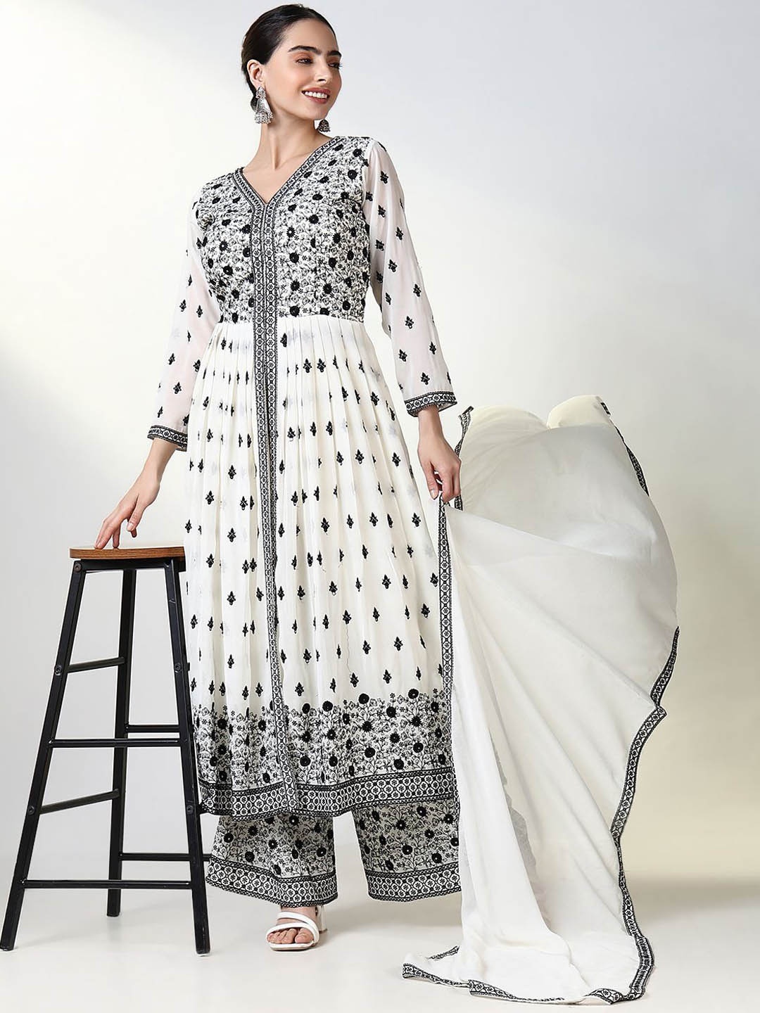SHOWOFF Women Floral Embroidered Empire Sequinned Kurta with Trousers & With Dupatta, White
SHOWOFF Women Floral Embroidered Empire Sequinned Kurta with Trousers & With Dupatta, White