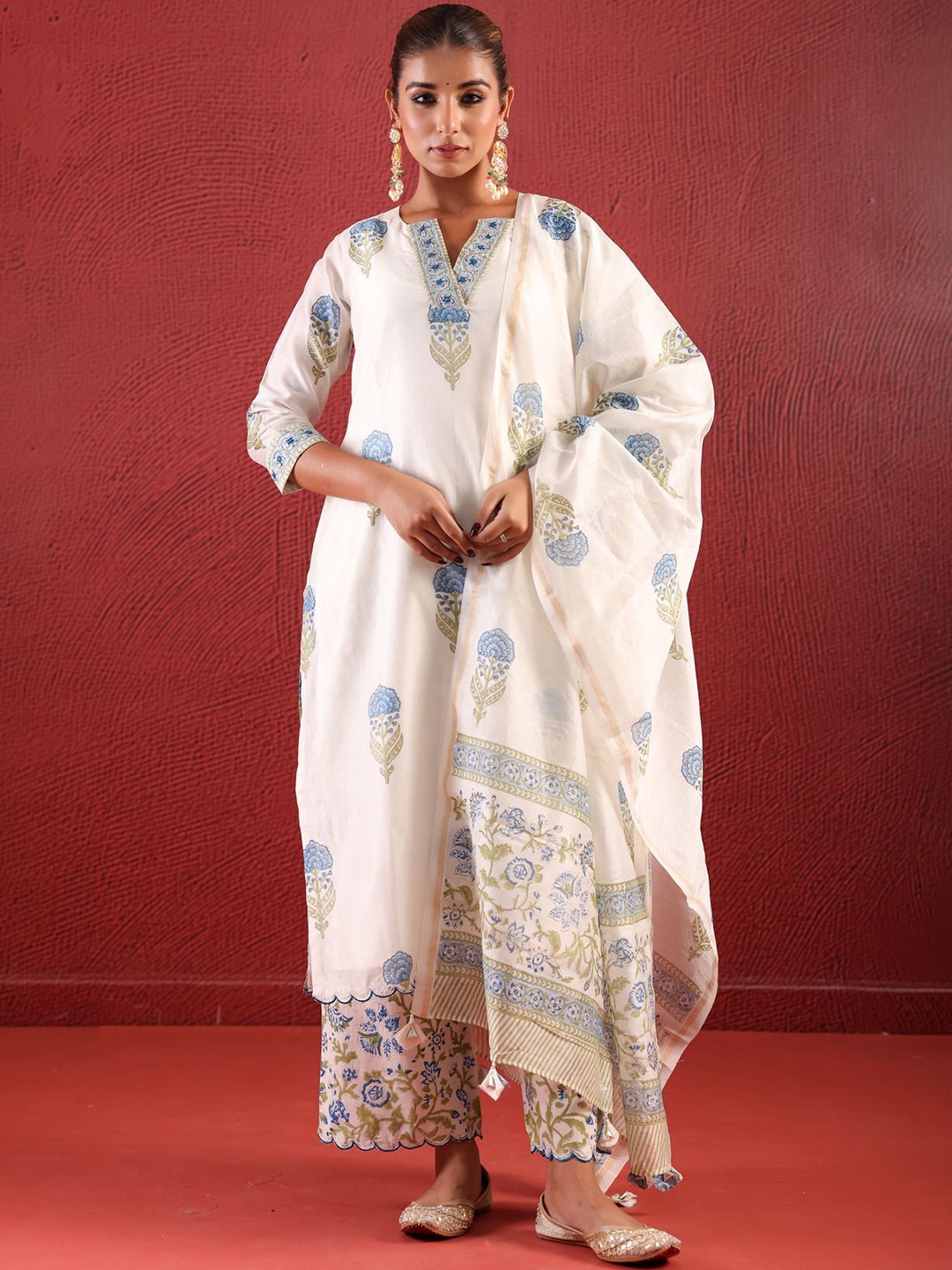 JAIPURIBANNO Women Ethnic Motifs Embroidered Regular Chanderi Silk Kurta with Trousers & With Dupatta, Blue
JAIPURIBANNO Women Ethnic Motifs Embroidered Regular Chanderi Silk Kurta with Trousers & With Dupatta, Blue