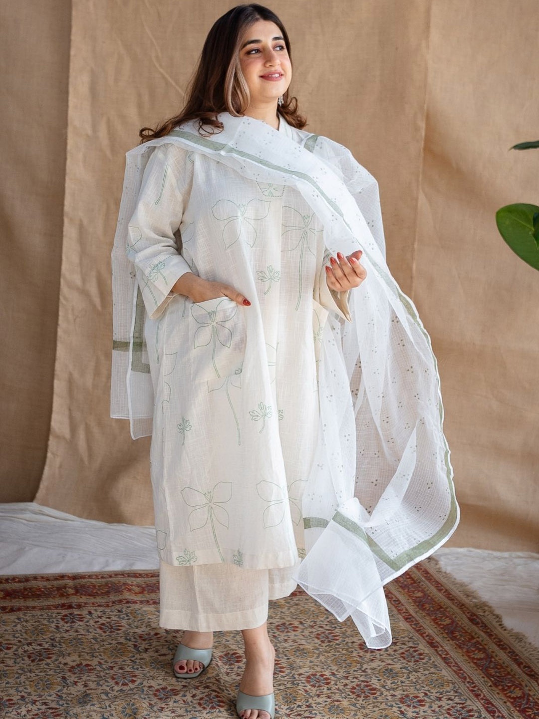THE INDIAN ETHNIC CO Women Floral Embroidered Thread Work Floral Handloom Kurta, White
THE INDIAN ETHNIC CO Women Floral Embroidered Thread Work Floral Handloom Kurta, White