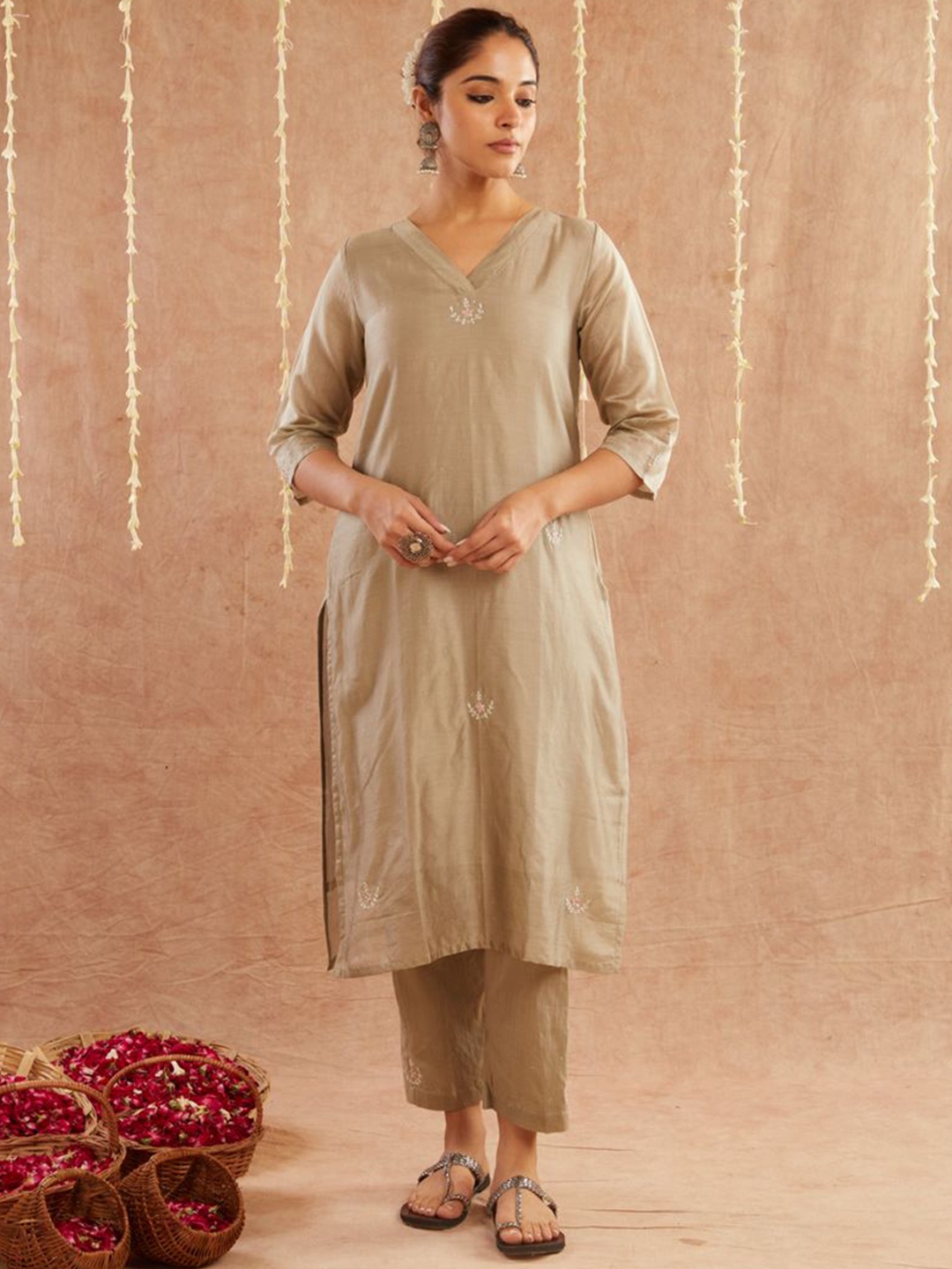 zuri Women Ethnic Motifs Embroidered Regular Thread Work Chanderi Cotton Kurta with Trousers, Grey
zuri Women Ethnic Motifs Embroidered Regular Thread Work Chanderi Cotton Kurta with Trousers, Grey
