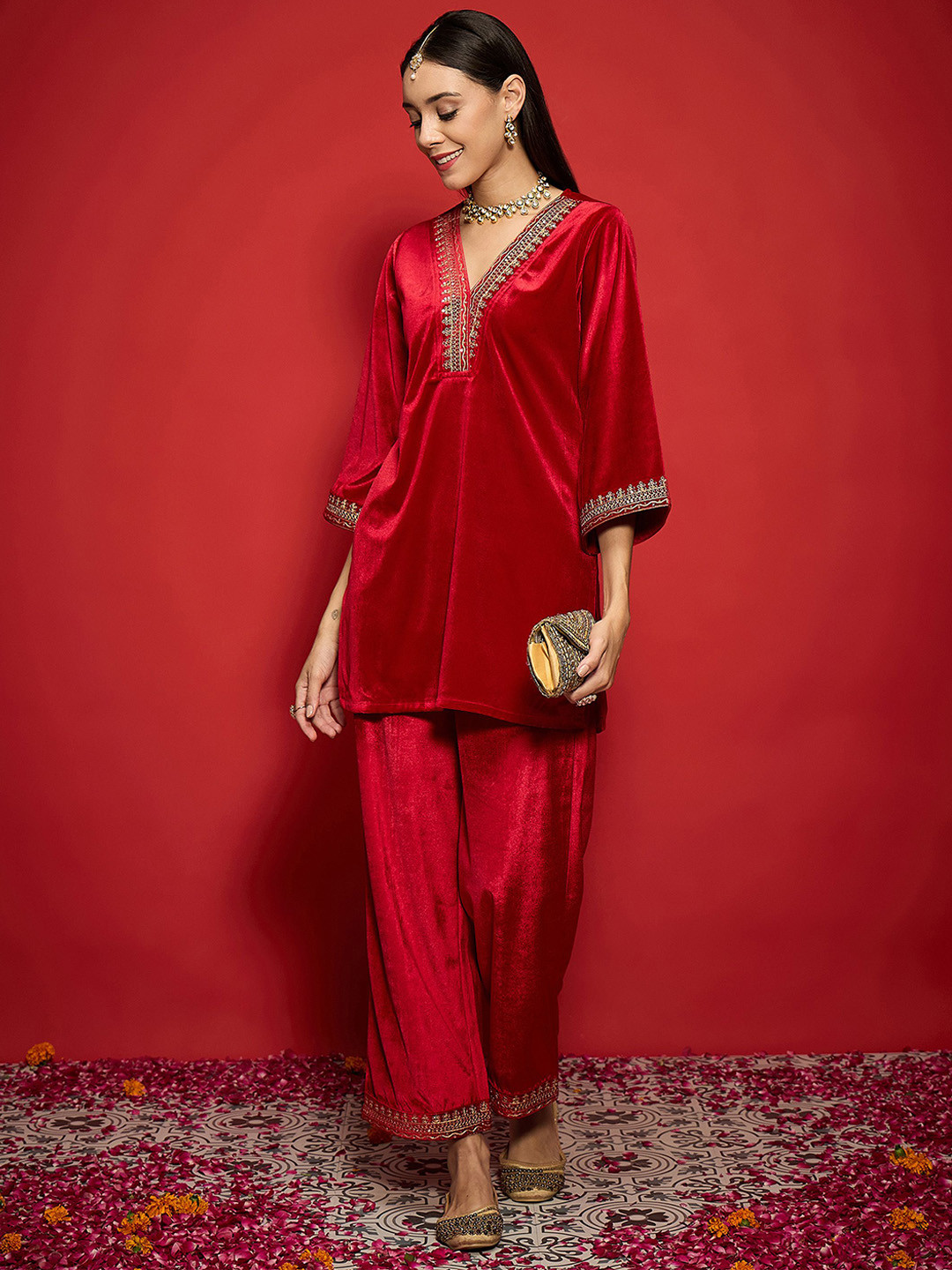 Shae by SASSAFRAS Women Ethnic Motifs Yoke Design Regular Thread Work Velvet Kurti with Palazzos, Red
Shae by SASSAFRAS Women Ethnic Motifs Yoke Design Regular Thread Work Velvet Kurti with Palazzos, Red