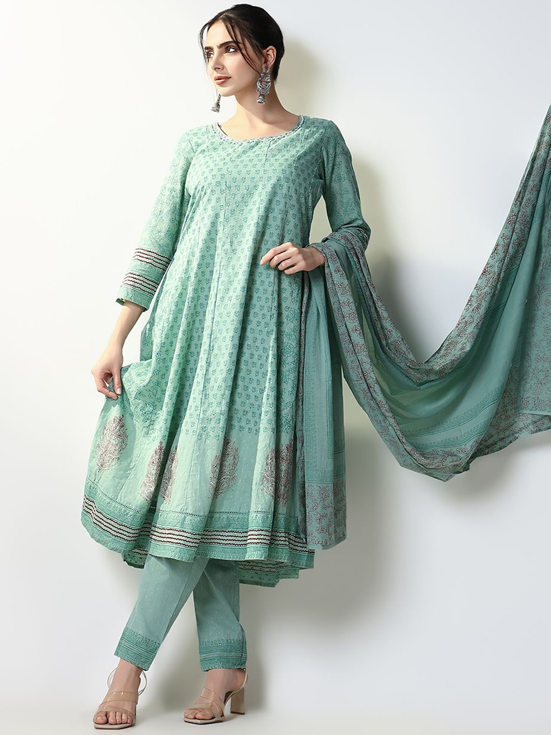 SHOWOFF Women Floral Printed Panelled Beads and Stones Kurta with Trousers & With Dupatta, Green
SHOWOFF Women Floral Printed Panelled Beads and Stones Kurta with Trousers & With Dupatta, Green
