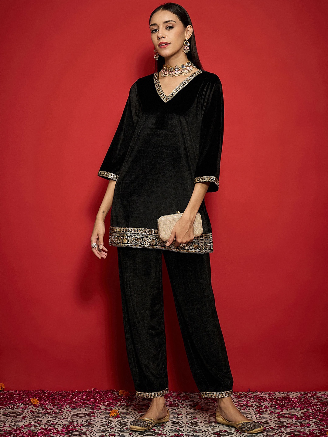 Shae by SASSAFRAS Women Ethnic Motifs Yoke Design Regular Velvet Kurti with Palazzos, Black
Shae by SASSAFRAS Women Ethnic Motifs Yoke Design Regular Velvet Kurti with Palazzos, Black