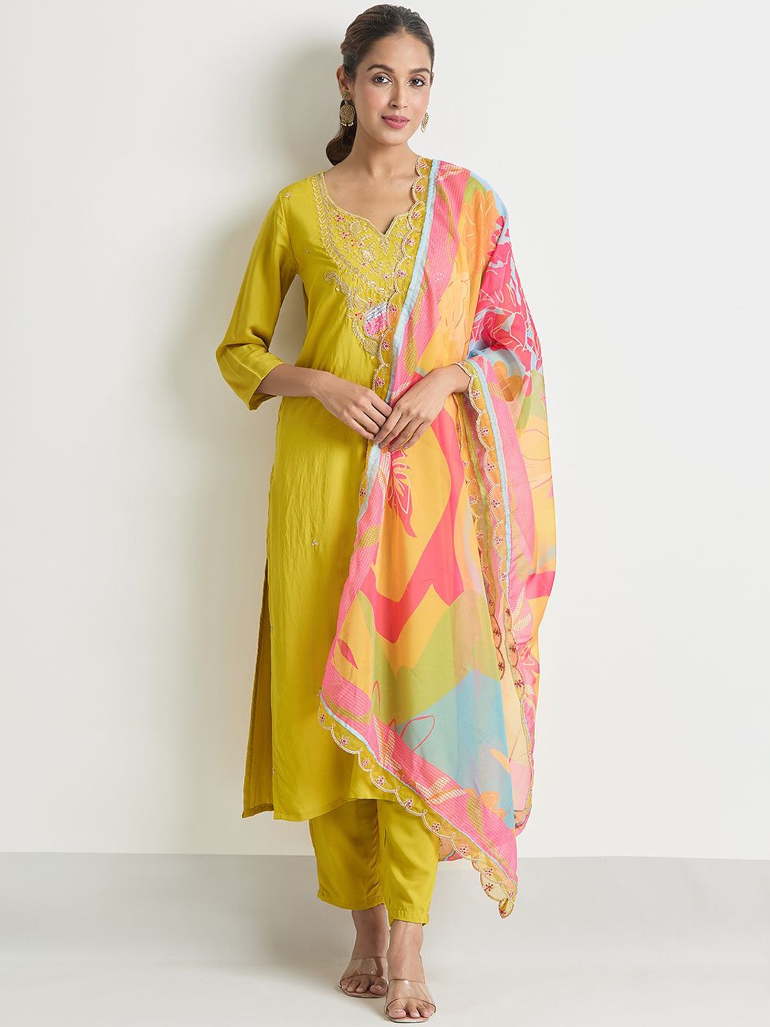 Samyukta Singhania Women Floral Embroidered Regular Thread Work Kurta with Trousers & With Dupatta, Yellow
Samyukta Singhania Women Floral Embroidered Regular Thread Work Kurta with Trousers & With Dupatta, Yellow