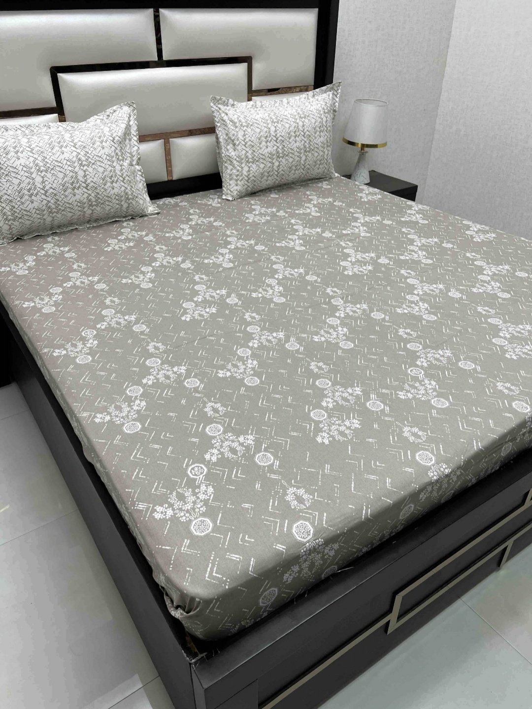Pure Decor Lifestyle Brown & White Floral Cotton 400 TC King Bedsheet Set 2.73 m x 2.75 m
Pure Decor Lifestyle Brown & White Floral Cotton 400 TC King Bedsheet Set 2.73 m x 2.75 m