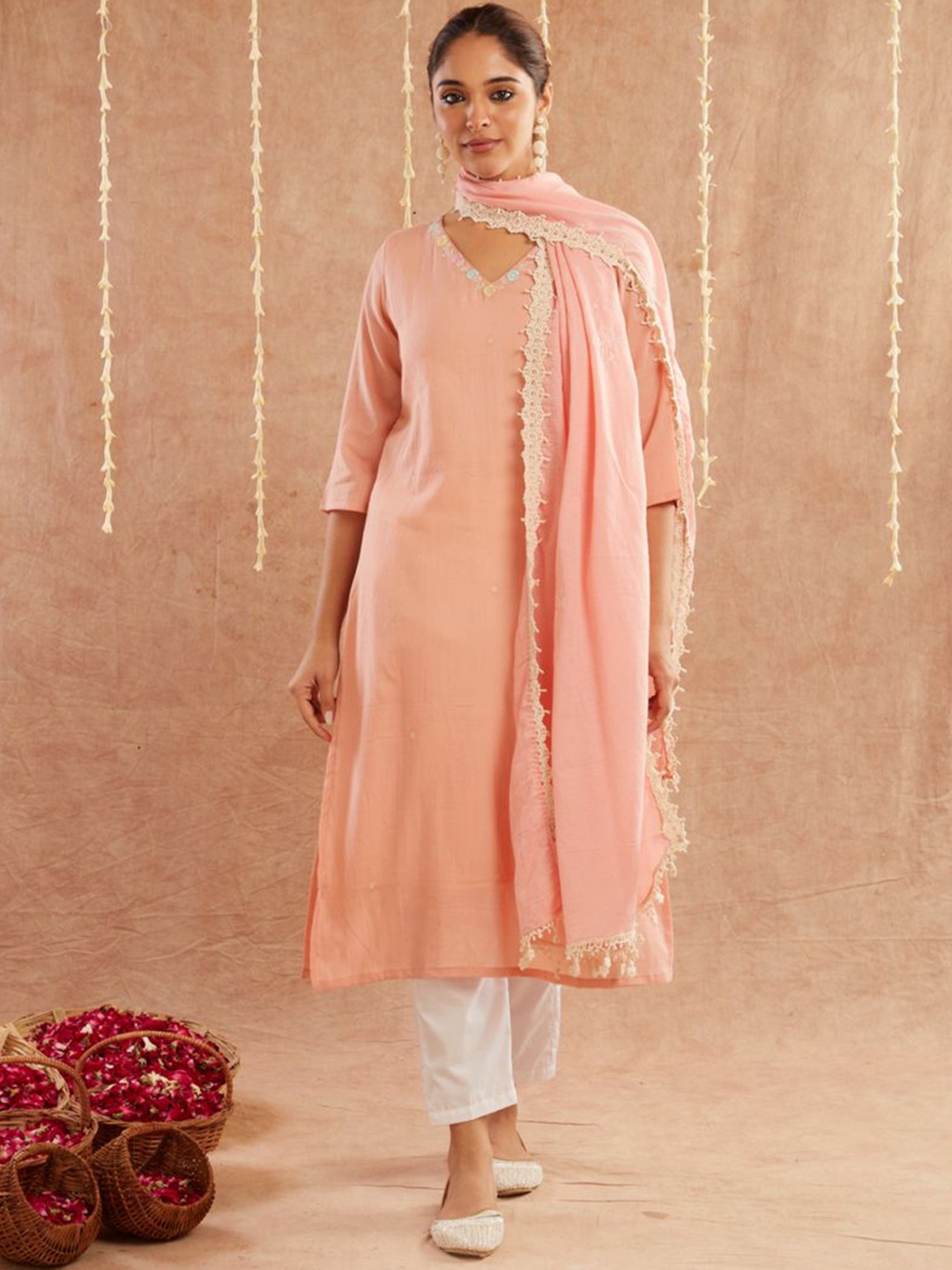 zuri Women Floral Embroidered Regular Pure Cotton Kurta with Trousers & With Dupatta, Peach
zuri Women Floral Embroidered Regular Pure Cotton Kurta with Trousers & With Dupatta, Peach