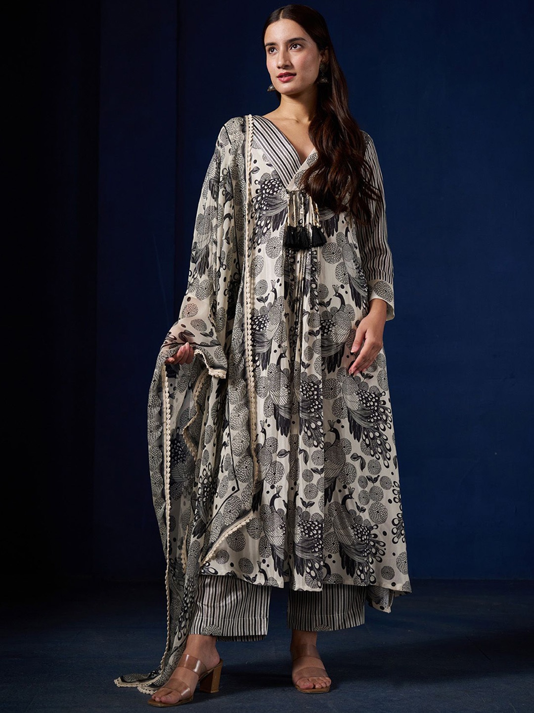SUKRUTI DESIGN Women Floral Printed Regular Thread Work Pure Silk Kurta with Trousers & With Dupatta, Black
SUKRUTI DESIGN Women Floral Printed Regular Thread Work Pure Silk Kurta with Trousers & With Dupatta, Black