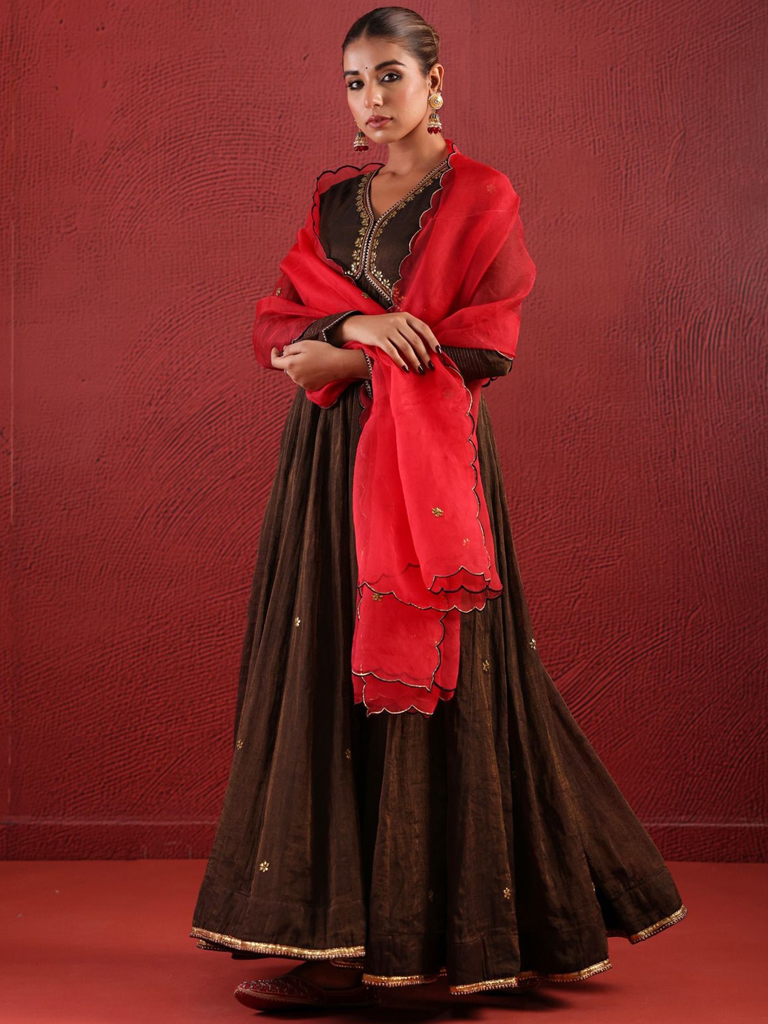 JAIPURIBANNO Women Embroidered Angrakha Zardozi Kurta with Trousers & With Dupatta, Brown
JAIPURIBANNO Women Embroidered Angrakha Zardozi Kurta with Trousers & With Dupatta, Brown