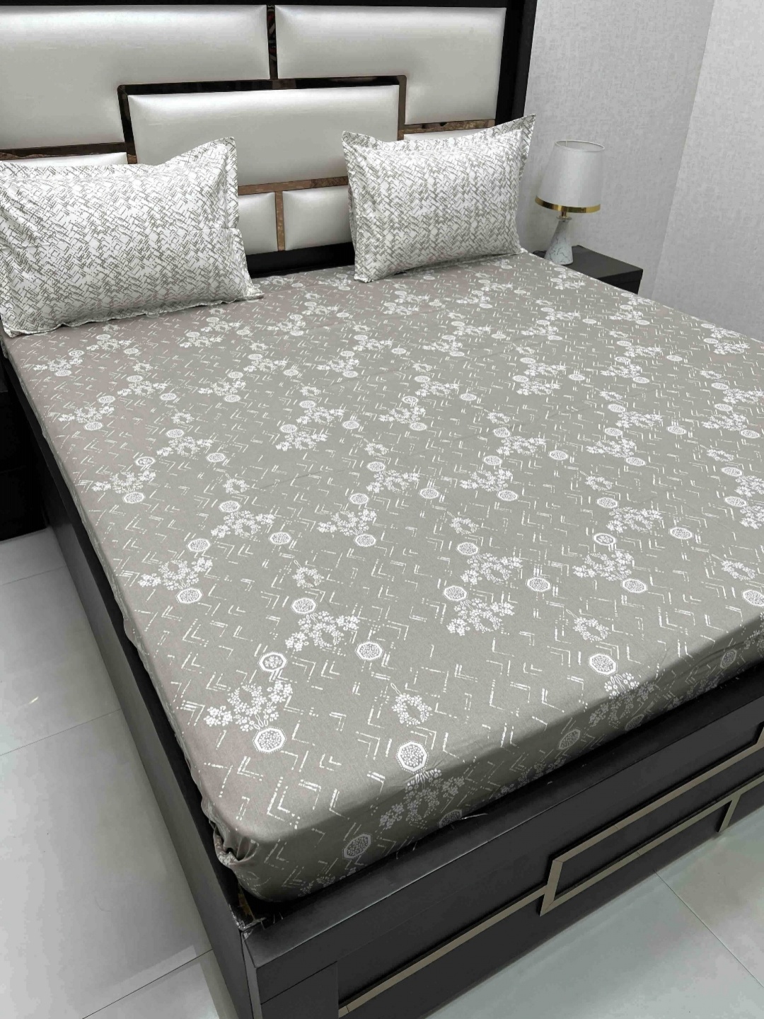 Pure Decor Lifestyle Grey Floral Printed Pure Cotton 330TC King Bedsheet Set 2.78 x 2.72m
Pure Decor Lifestyle Grey Floral Printed Pure Cotton 330TC King Bedsheet Set 2.78 x 2.72m