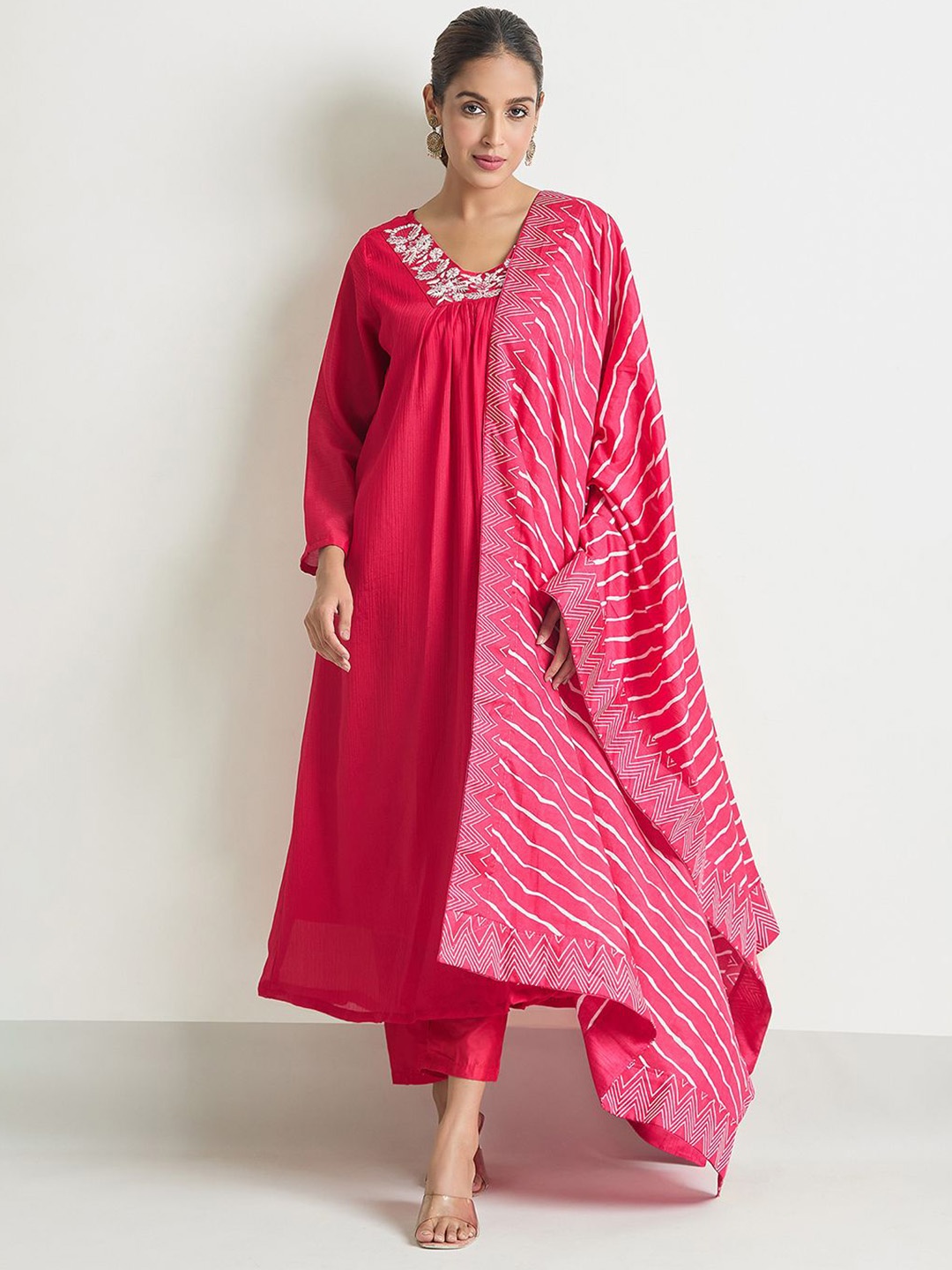 Samyukta Singhania Women Floral Embroidered Regular Thread Work Kurta with Trousers & With Dupatta, Red
Samyukta Singhania Women Floral Embroidered Regular Thread Work Kurta with Trousers & With Dupatta, Red