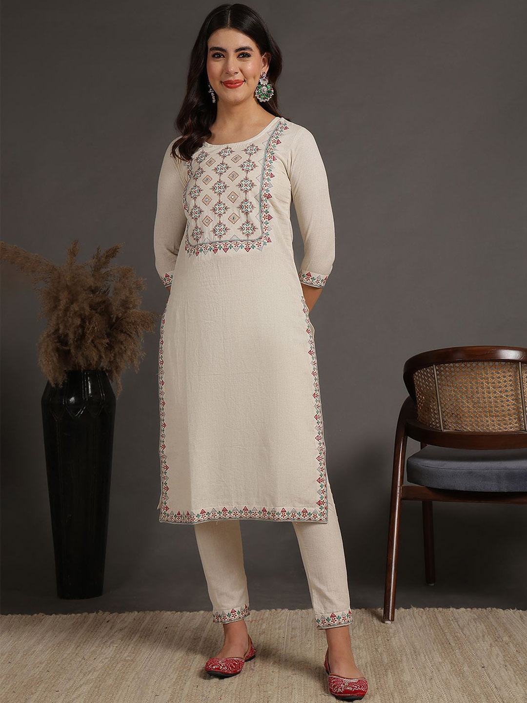 antaran Women Ethnic Motifs Embroidered Regular Thread Work Pure Cotton Kurta with Trousers, White
antaran Women Ethnic Motifs Embroidered Regular Thread Work Pure Cotton Kurta with Trousers, White