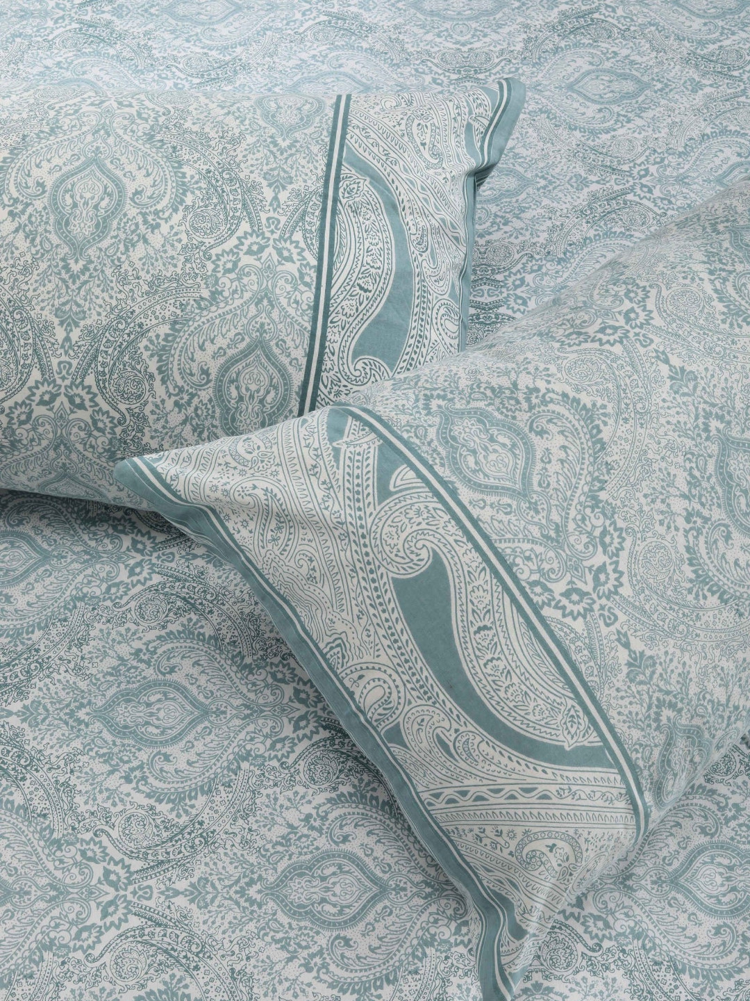 SHAHENAZ Turquoise Blue & White Floral Cotton 120 TC King Bedsheet with 2 Pillow Covers 
SHAHENAZ Turquoise Blue & White Floral Cotton 120 TC King Bedsheet with 2 Pillow Covers