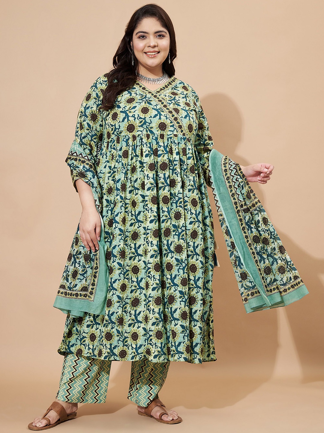 Vbuyz Women Floral Printed Regular Kurta with Trousers & With Dupatta, Teal
Vbuyz Women Floral Printed Regular Kurta with Trousers & With Dupatta, Teal