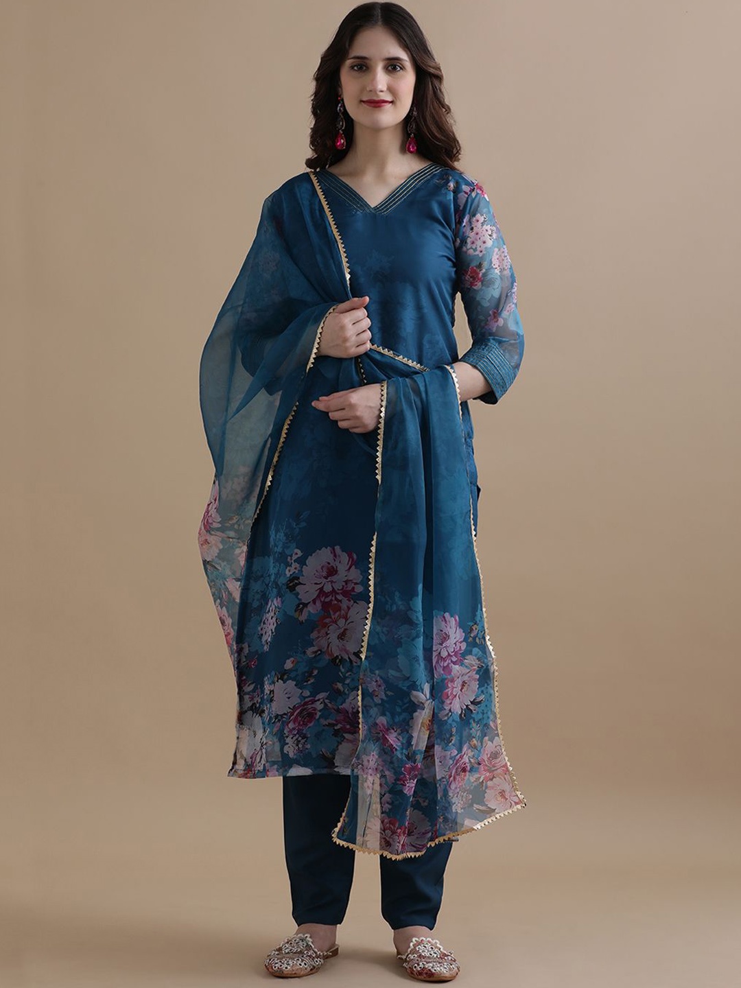 Jaipur Kurti Women Floral Printed Regular Gotta Patti Kurta with Trousers & With Dupatta, Navy blue
Jaipur Kurti Women Floral Printed Regular Gotta Patti Kurta with Trousers & With Dupatta, Navy blue