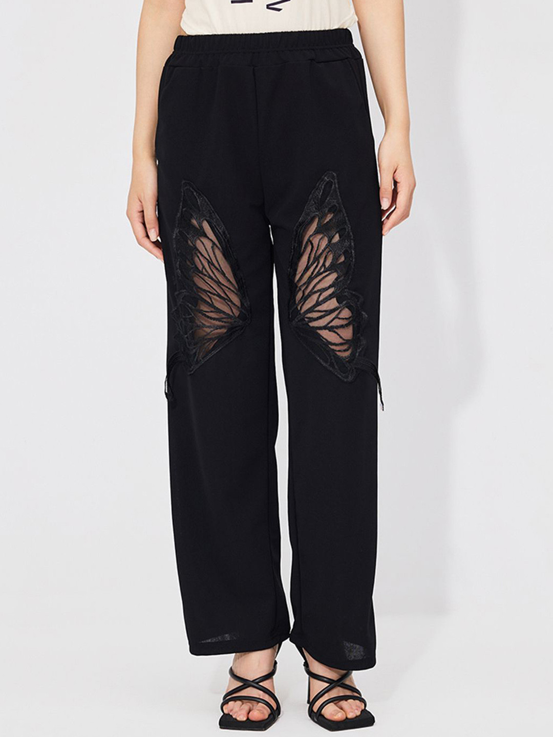 StyleCast Women Classic Loose Fit Mid-Rise Regular Butterfly Patch Applique Denim Trouser, Black 
StyleCast Women Classic Loose Fit Mid-Rise Regular Butterfly Patch Applique Denim Trouser, Black