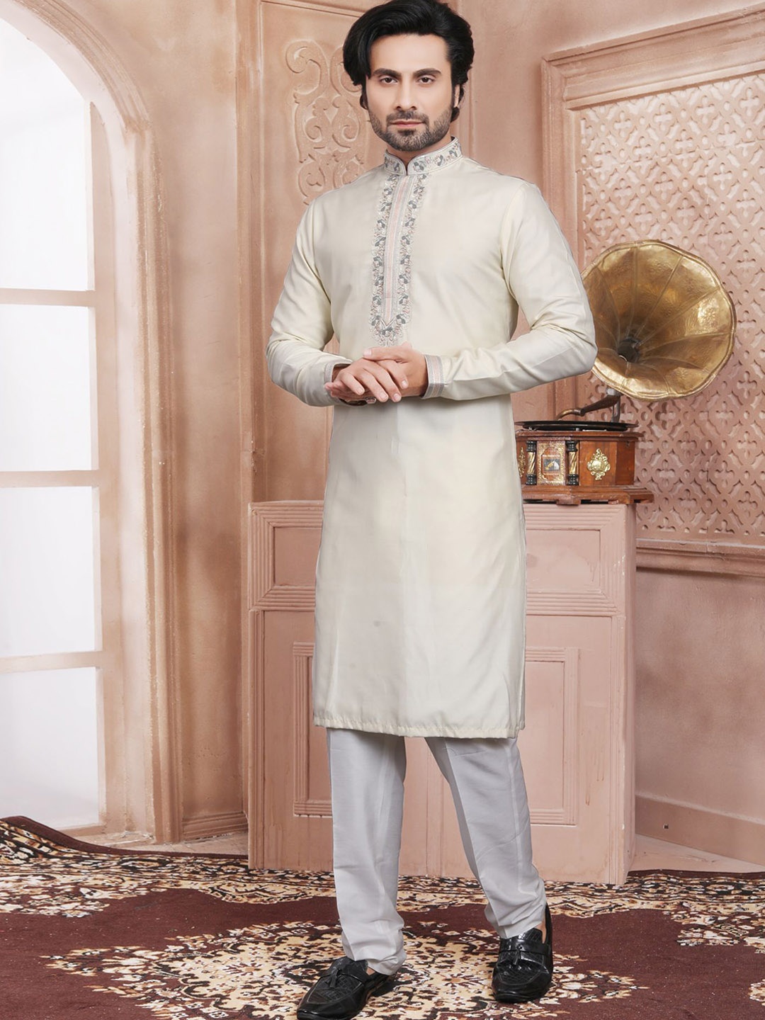 EVASTRO Men Ethnic Motifs Embroidered Regular Pure Cotton Kurta with Trousers, Cream
EVASTRO Men Ethnic Motifs Embroidered Regular Pure Cotton Kurta with Trousers, Cream