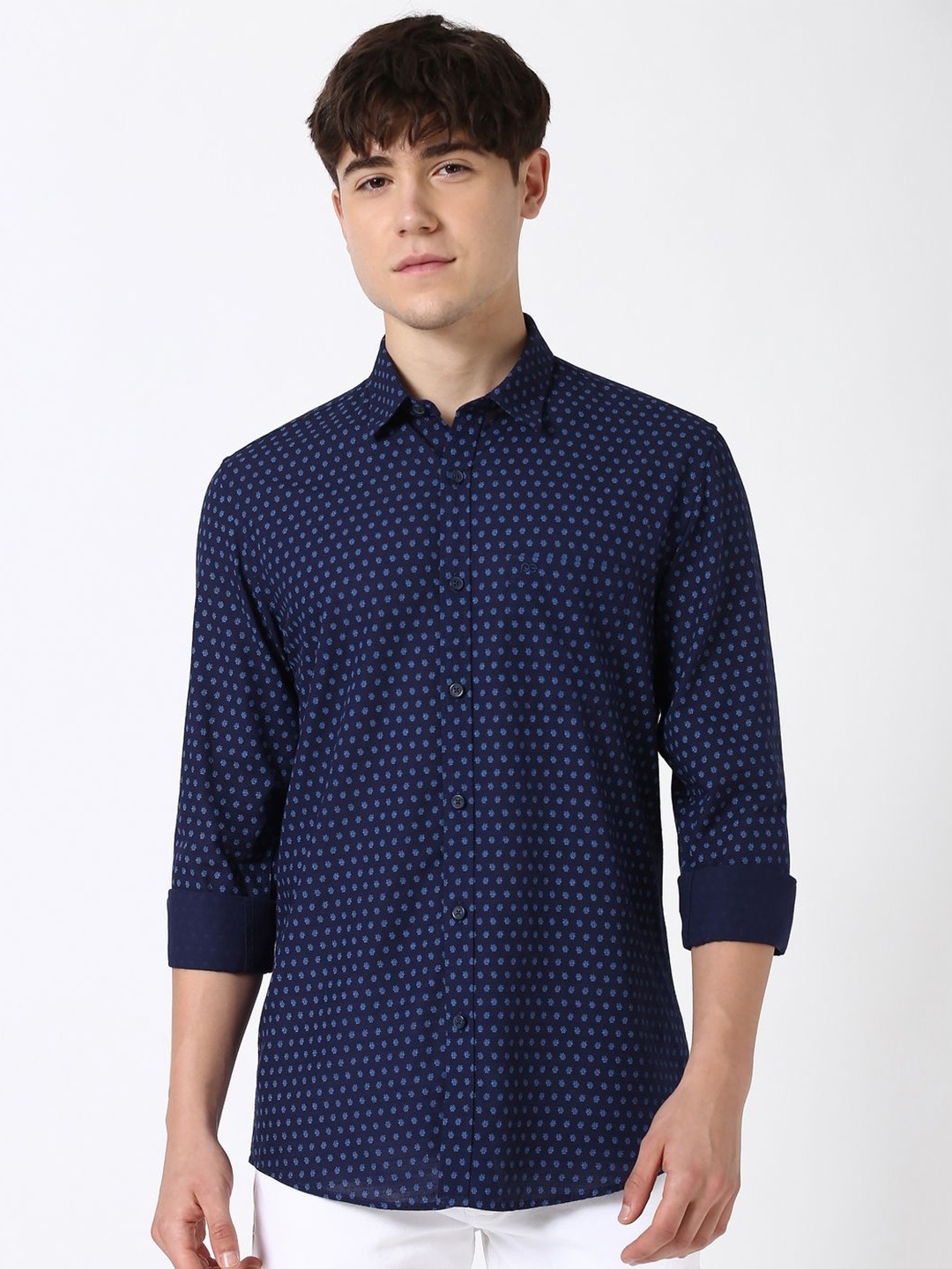 Peter England Casuals Men Spread Collar Floral Printed Cotton Slim Fit Casual Shirt, Navy blue
Peter England Casuals Men Spread Collar Floral Printed Cotton Slim Fit Casual Shirt, Navy blue
