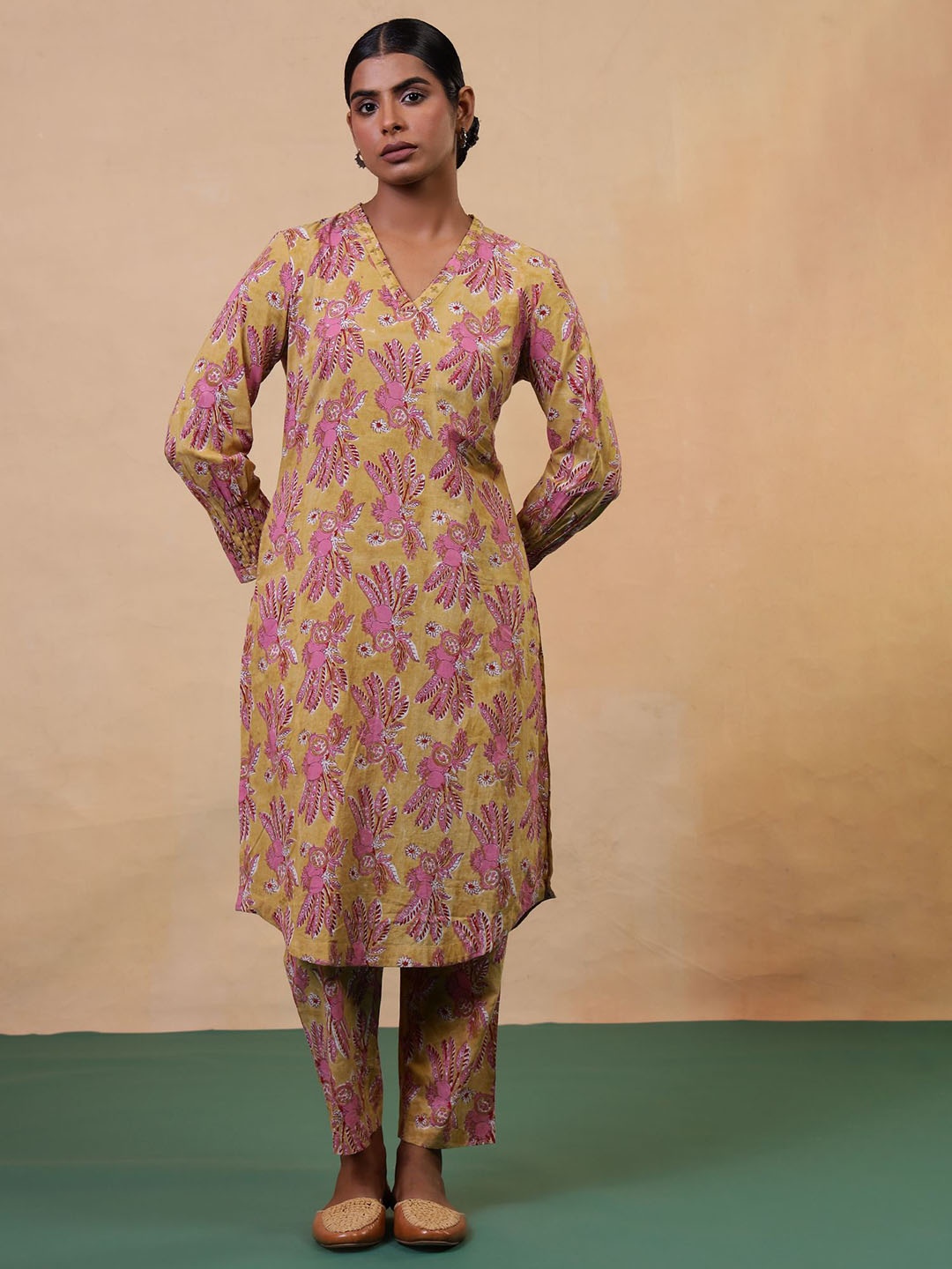 Folk Song Women Floral Printed Regular Beads and Stones Pure Cotton Kurta with Trousers, Yellow
Folk Song Women Floral Printed Regular Beads and Stones Pure Cotton Kurta with Trousers, Yellow