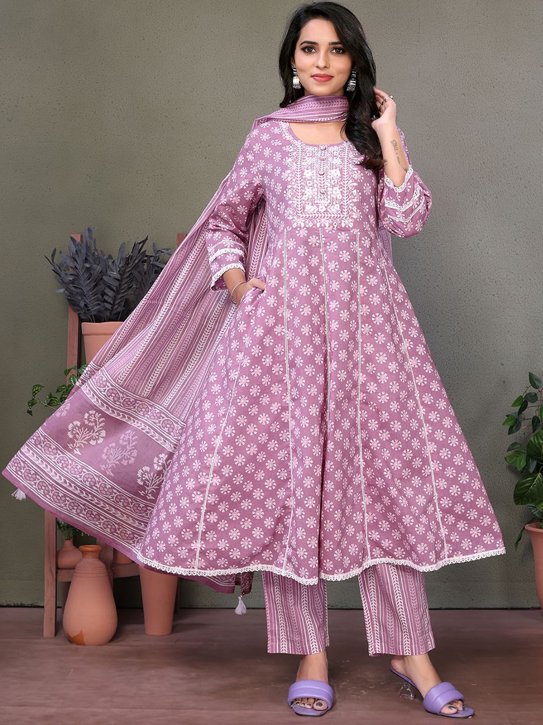 Rangita Women Ethnic Motifs Embroidered Regular Thread Work Pure Cotton Kurta with Salwar & With Dupatta, Mauve
Rangita Women Ethnic Motifs Embroidered Regular Thread Work Pure Cotton Kurta with Salwar & With Dupatta, Mauve
