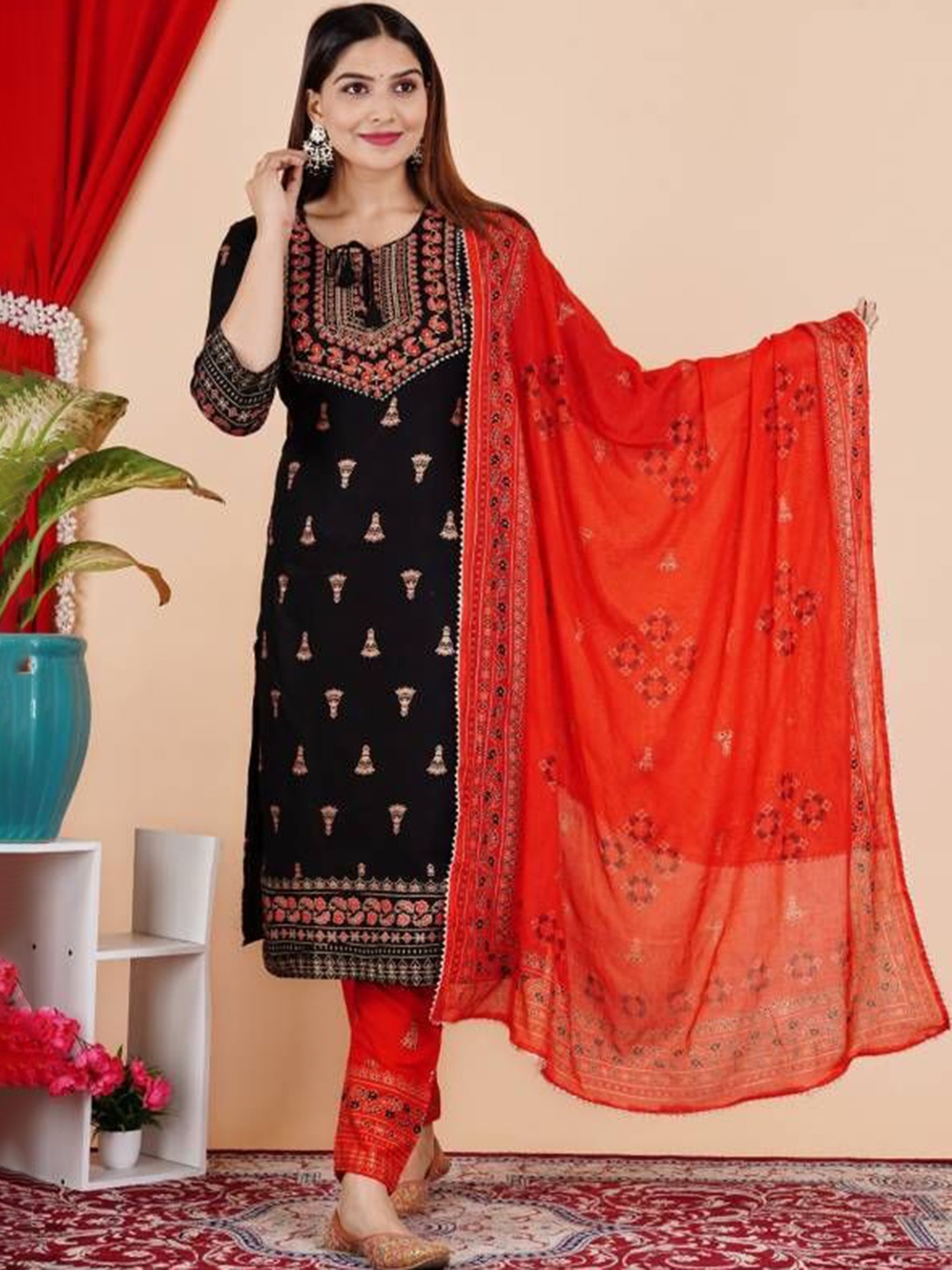 Lali Creation Women Floral Printed Regular Thread Work Kurta with Trousers & With Dupatta, Black
Lali Creation Women Floral Printed Regular Thread Work Kurta with Trousers & With Dupatta, Black