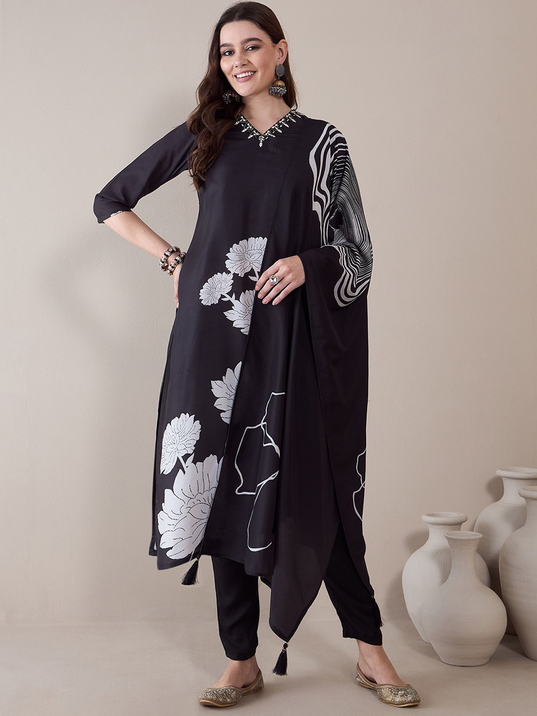 Anouk Women Floral Printed Empire Thread Work Kurta with Trousers & With Dupatta, Black
Anouk Women Floral Printed Empire Thread Work Kurta with Trousers & With Dupatta, Black