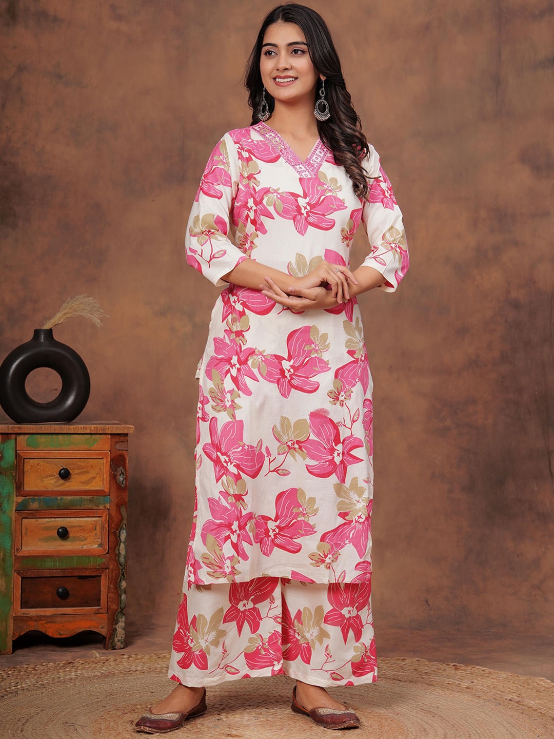 HEARTLOOM Women Floral Printed Regular Mirror Work Pure Cotton Kurta with Palazzos, Peach
HEARTLOOM Women Floral Printed Regular Mirror Work Pure Cotton Kurta with Palazzos, Peach