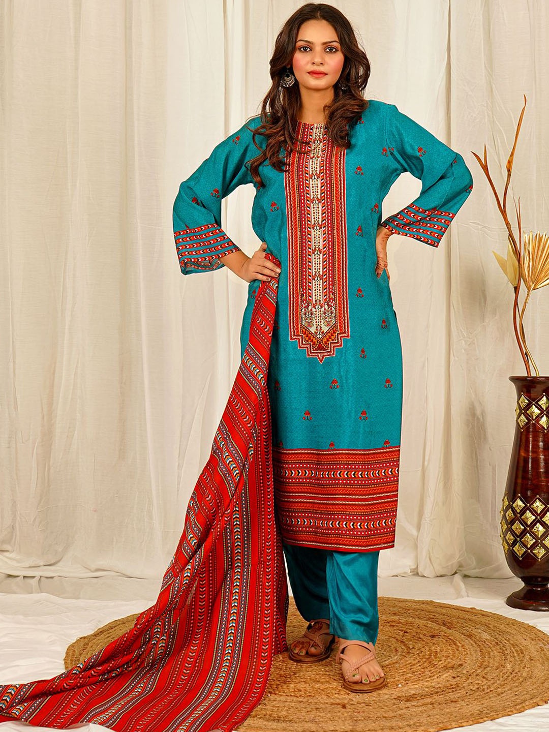 EARTH O FAB Women Floral Printed Regular Thread Work Chanderi Silk Kurta with Trousers & With Dupatta, Teal
EARTH O FAB Women Floral Printed Regular Thread Work Chanderi Silk Kurta with Trousers & With Dupatta, Teal