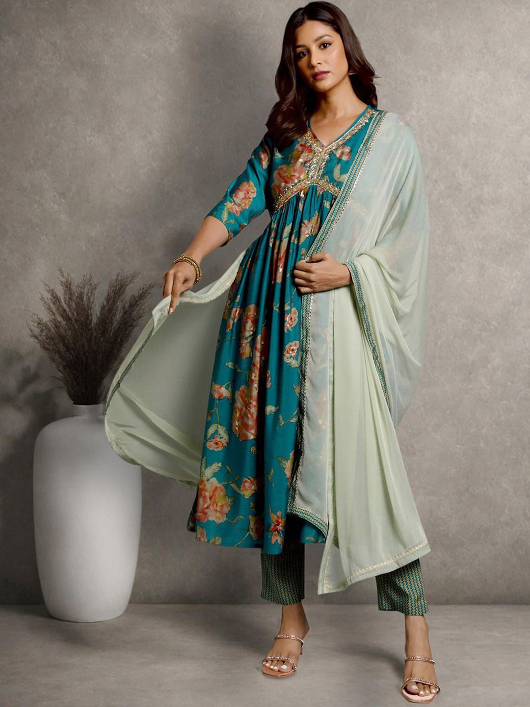 HERE&NOW Women Floral Printed Regular Sequinned Kurta with Trousers & With Dupatta, Teal
HERE&NOW Women Floral Printed Regular Sequinned Kurta with Trousers & With Dupatta, Teal