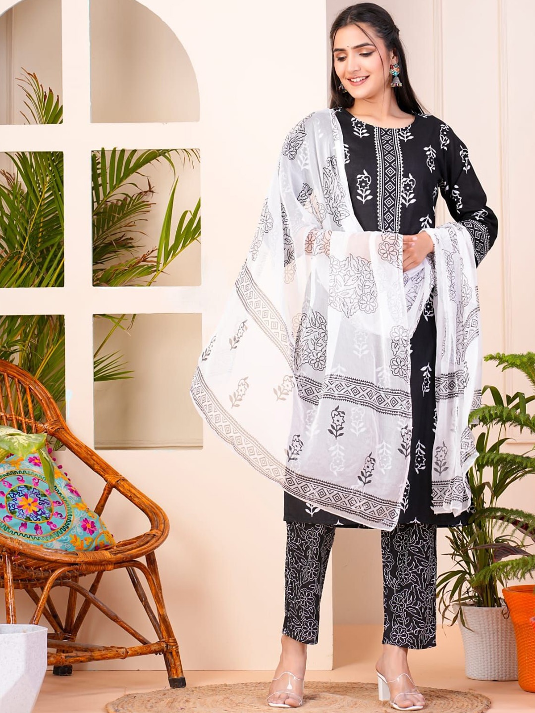 Lali Creation Women Floral Printed Regular Gotta Patti Kurta with Palazzos & With Dupatta, Black
Lali Creation Women Floral Printed Regular Gotta Patti Kurta with Palazzos & With Dupatta, Black