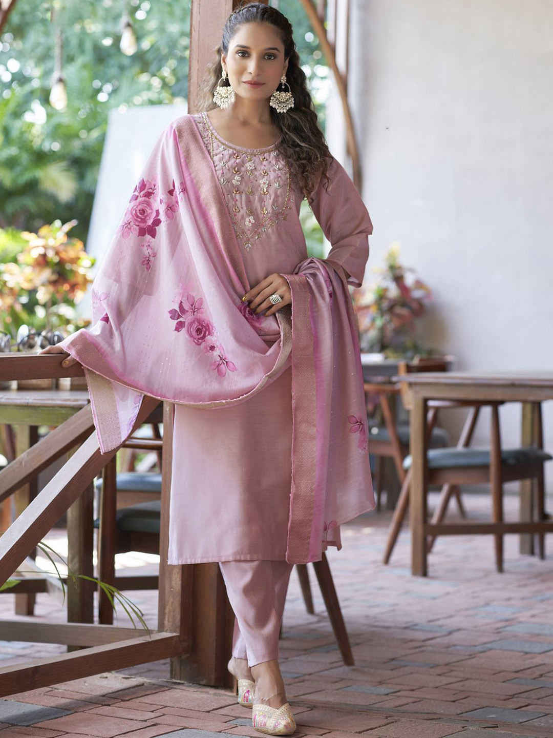 VredeVogel Women Floral Embroidered Regular Thread Work Kurta with Trousers & With Dupatta, Pink
VredeVogel Women Floral Embroidered Regular Thread Work Kurta with Trousers & With Dupatta, Pink