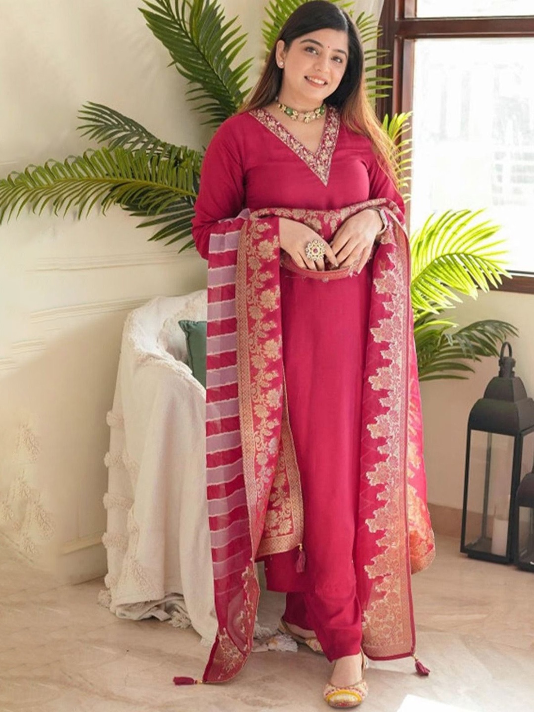 HETVI CREATION Women Embroidered Regular Thread Work Kurta with Trousers & With Dupatta, Pink
HETVI CREATION Women Embroidered Regular Thread Work Kurta with Trousers & With Dupatta, Pink