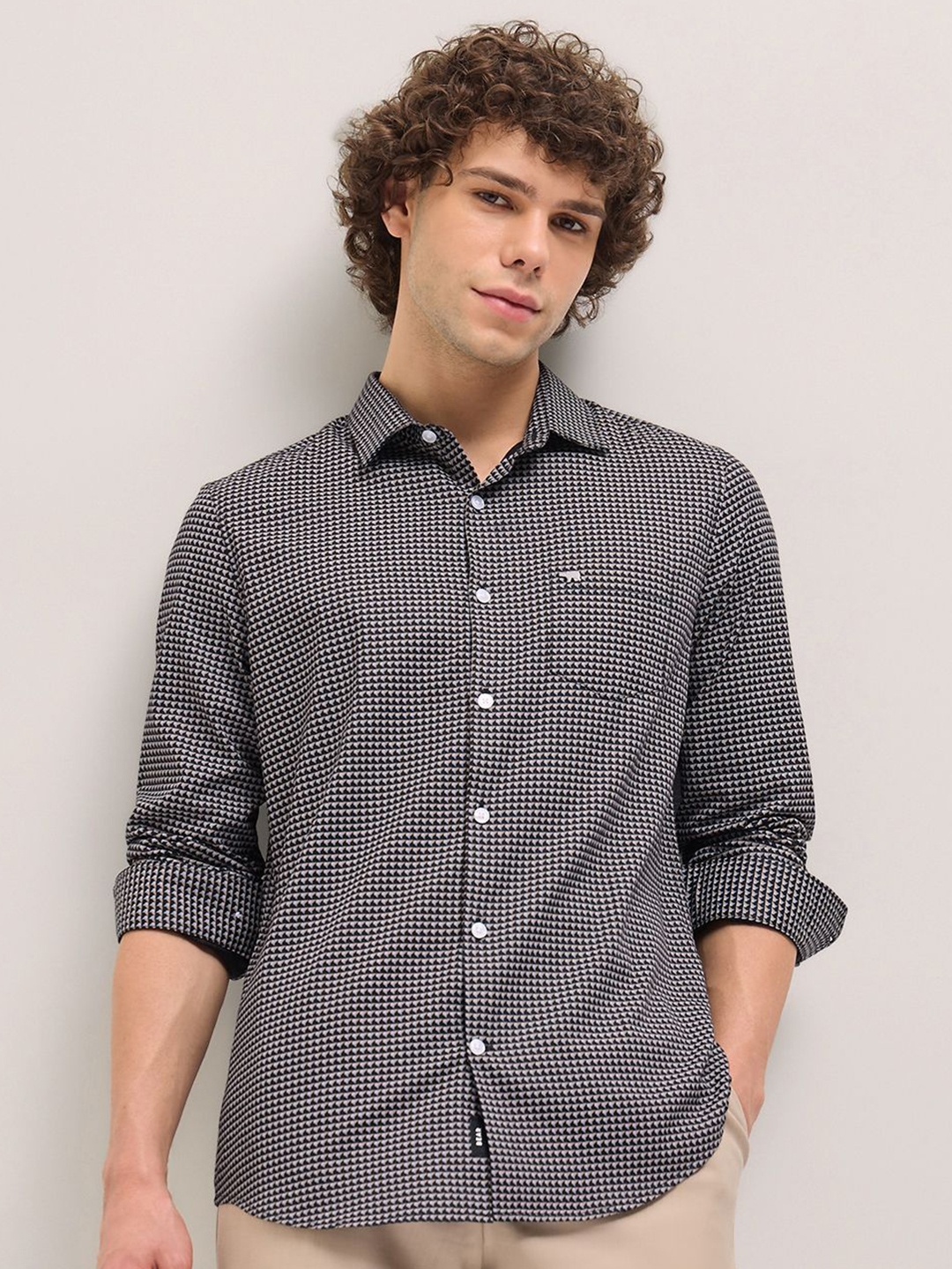 THE BEAR HOUSE Men Spread Collar Geometric Printed Cotton Tailored Fit Formal Shirt, Black
THE BEAR HOUSE Men Spread Collar Geometric Printed Cotton Tailored Fit Formal Shirt, Black