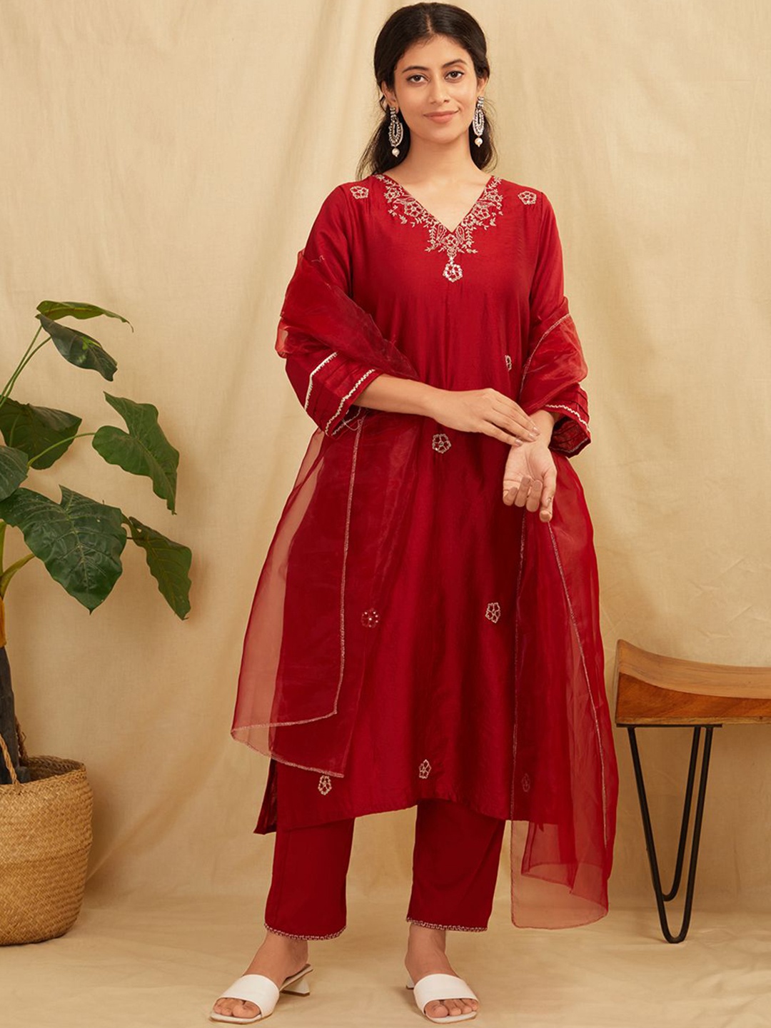 zuri Ethnic Motifs Embroidered Chanderi Cotton Straight Kurta with Trousers & Dupatta, Red
zuri Ethnic Motifs Embroidered Chanderi Cotton Straight Kurta with Trousers & Dupatta, Red
