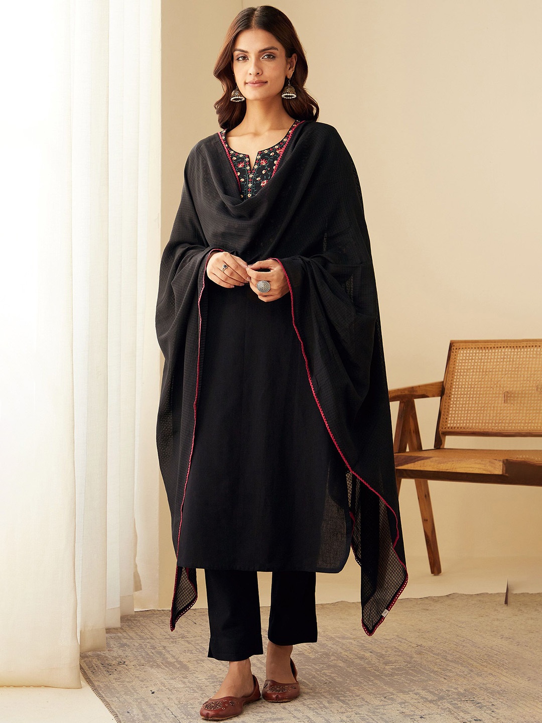 KALINI Notch Neck Floral Embroidered Thread Work Straight Kurta with Trouser & Dupatta, Black
KALINI Notch Neck Floral Embroidered Thread Work Straight Kurta with Trouser & Dupatta, Black
