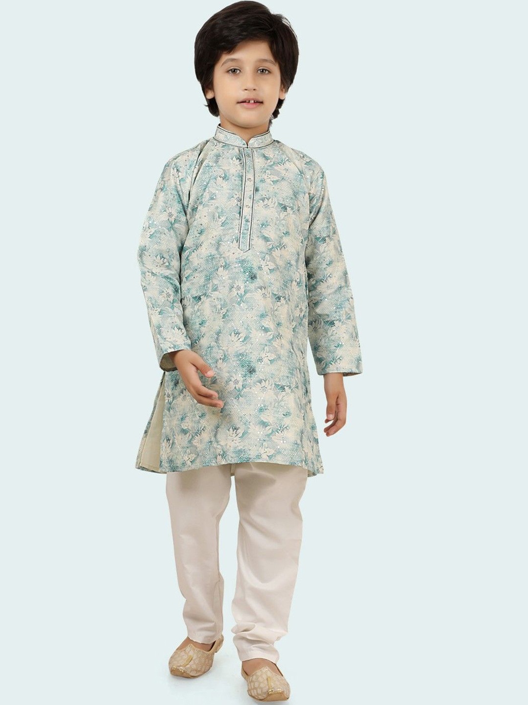 Ethniks Neu-Ron Boys Floral Embroidered Regular Sequinned Kurta with Pyjamas, Sea green
Ethniks Neu-Ron Boys Floral Embroidered Regular Sequinned Kurta with Pyjamas, Sea green