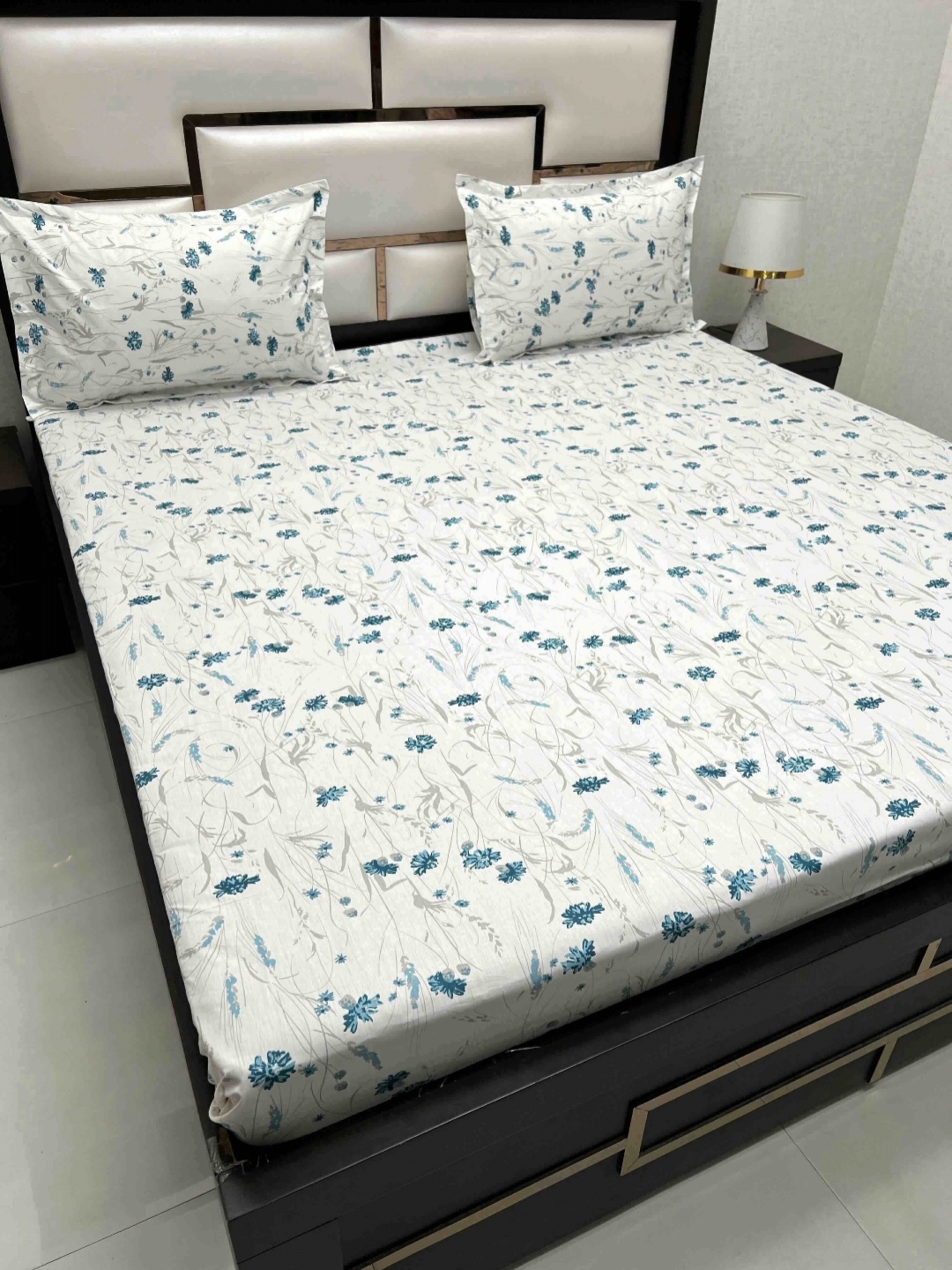 Pure Decor Mansion White Printed Pure Cotton 300 TC King Bedsheet Set 2.73 m x 2.77 m
Pure Decor Mansion White Printed Pure Cotton 300 TC King Bedsheet Set 2.73 m x 2.77 m